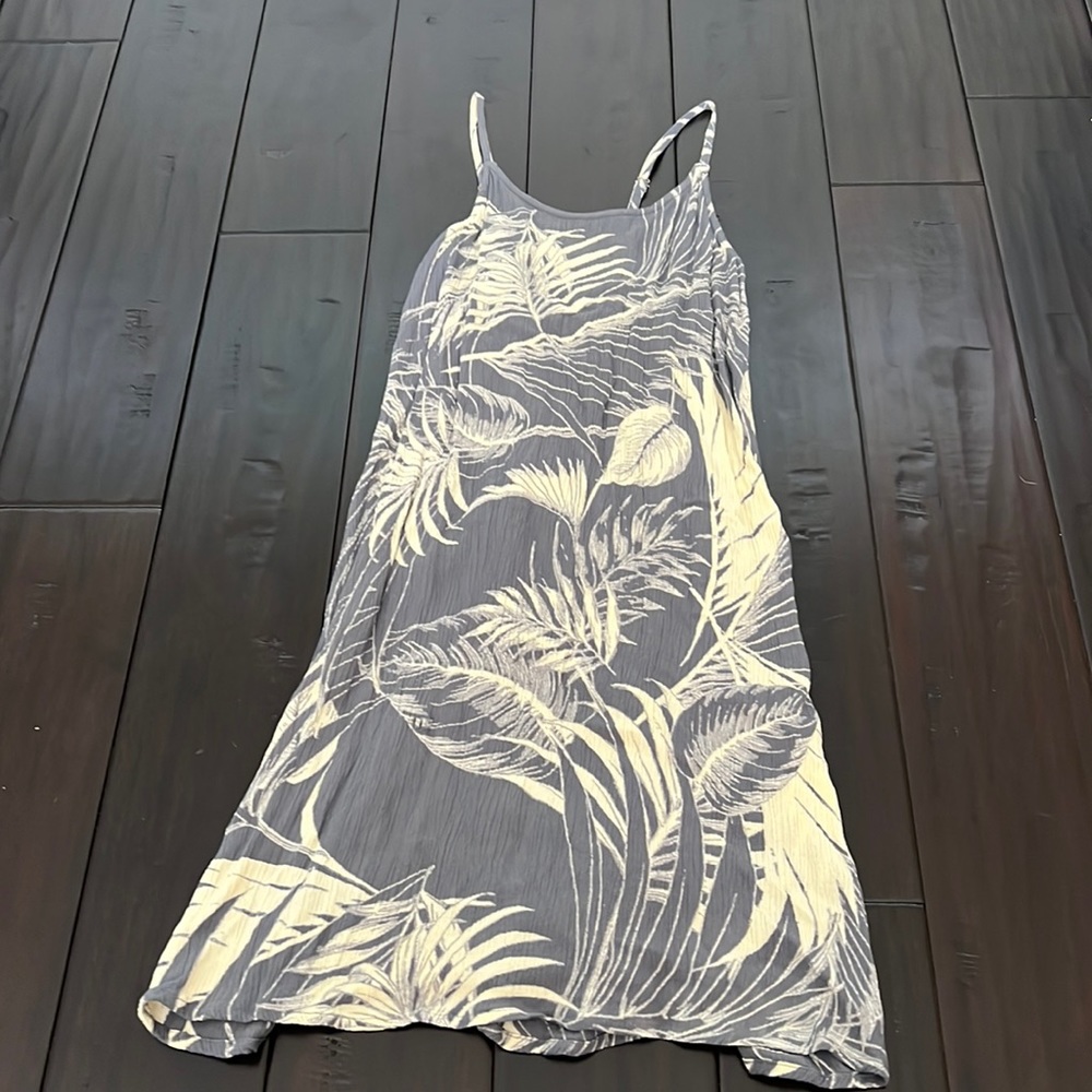 Chic, and stunning summer dress, with cinch tie in back.